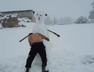 Soyunan yaşlı adam, kardan adamla güreşti