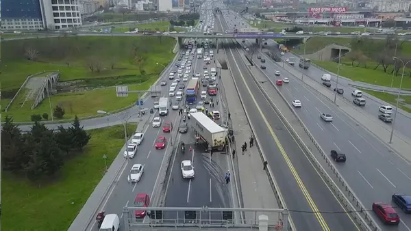son-dakika-e-5-te-trafigi-kilitleyen-kaza-tir-metrobus-yoluna-girdi-1610090112400.jpg