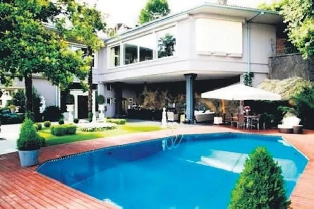 unlu-is-kadini-feryal-gulman-isyan-etmisti-dolandiricilar-sahte-yali-ilanlariyla-vurgun-yapti-1666568194155.jpeg Ünlü iş kadını Feryal Gülman isyan etmişti! Dolandırıcılar sahte yalı ilanlarıyla vurgun yaptı-8