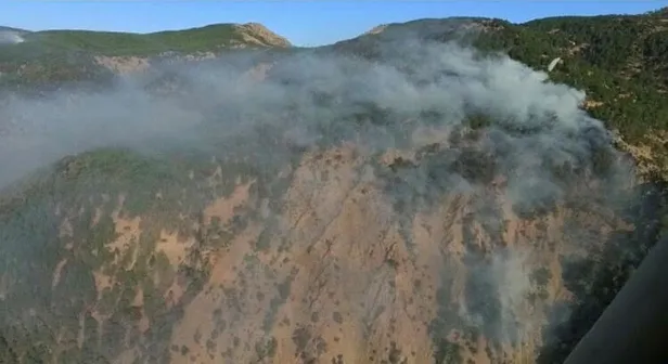 Muğla Köyceğiz'de yangınla mücadelede zamanla yarış kamerada! Helikopterlerin biri gitti biri geldi!-2