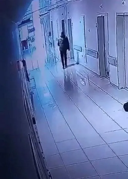 refakatci-gibi-hastaneye-girdi-yaraliyi-tekrar-yaraladi-1646770921991.jpeg Refakatçi gibi hastaneye girdi: Yaralıyı tekrar yaraladı-2