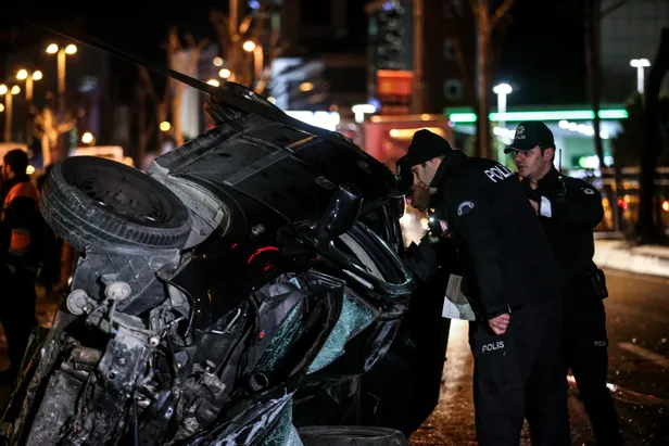 Şişli’de otomobil takla attı: 2 yaralı-4