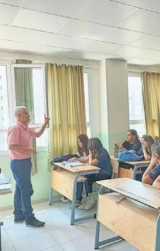 Kekeme olan olan Zeki Kara hayallerinden asla vzgeçmedi! 'Okuyamaz' diyenlere inat 18 yıldır öğretmenlik yapıyor