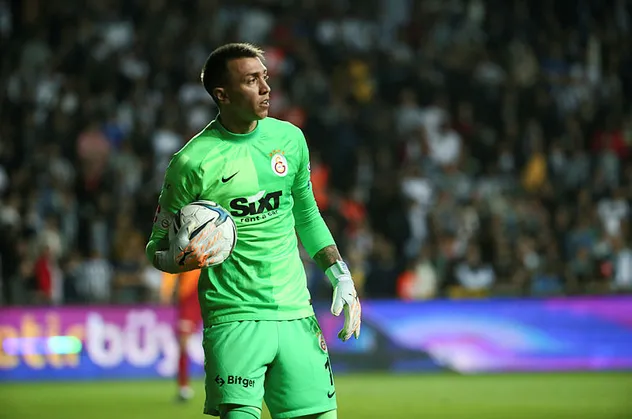 Galatasaray'da taraftarı isyan ettiren tablo! Altay Bayındır, Ersin Destanoğlu, Uğurcan Çakır'ın toplamı Muslera etmiyor