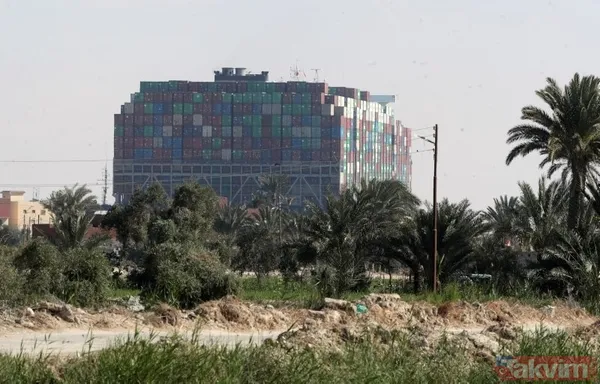 SON DAKİKA: Süveyş Kanalı'nda sıkışan Ever Given isimli gemi hareket ettirildi! Mürettebatın sevinç anları kamerada: Allahuekber - 24