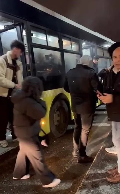 yine-iett-kazasiviraji-alamadi-alt-gecit-duvarina-carpti-1706533814952.jpeg Yine İETT çilesi! Beyoğlu'nda kaza Küçükçekmece'de arıza: Otobüsten zor çıktılar-6