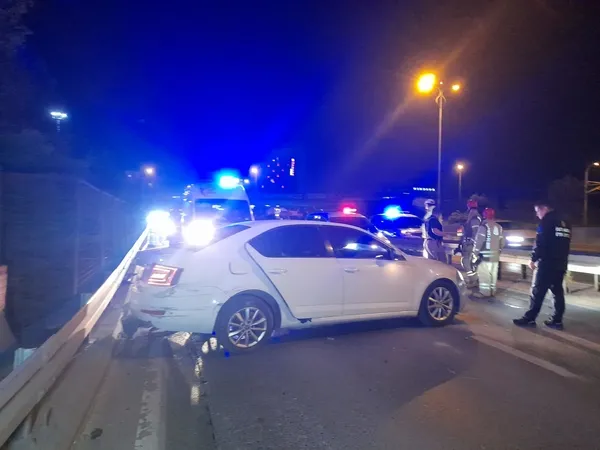 bariyerlere-carpan-otomobil-surucusunun-ayagi-koptu-1682306553673.jpg Bariyerlere çarpan otomobil sürücüsünün ayağı koptu-3