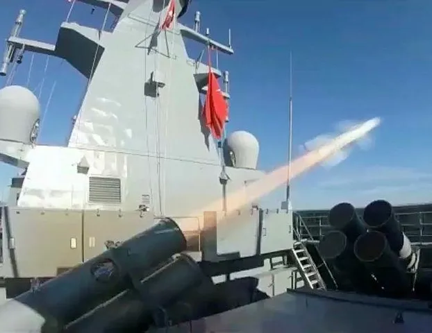 Milli gemi, milli füzeyi ateşledi