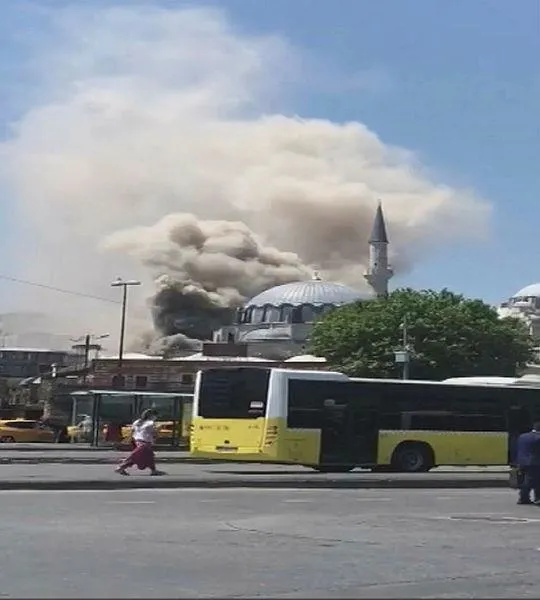 Son dakika: Fatih'te oyuncak deposunda yangın! Çevredeki binalara sıçradı-2