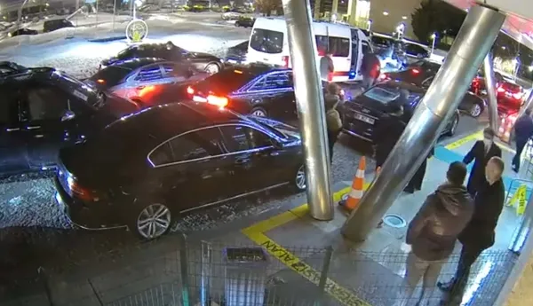 selcuk-ozdag-ve-baris-pehlivanin-bakanin-esini-almaya-gelen-9-arac-yalani-patladi-1640258081911.jpg Selçuk Özdağ ve Barış Pehlivan'ın 'Bakanın eşini almaya gelen 9 araç' yalanı patladı-5