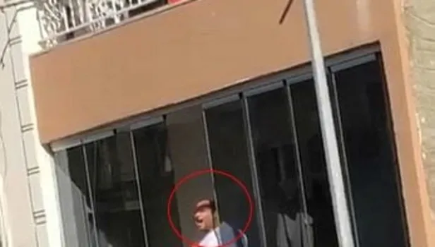 Bağcılarda korkunç cinayet! Annesini öldüren adam annesinin kafasını kesip ve sokağa attı! Sansürsüz videolar infial yarattı