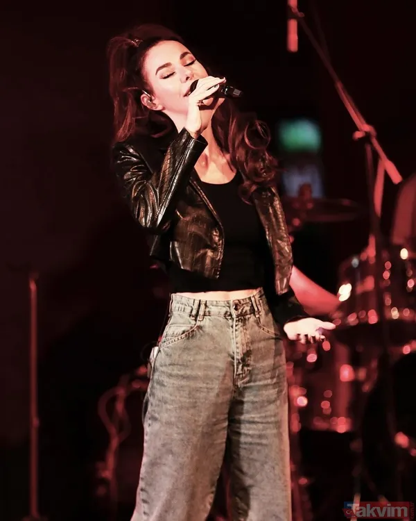 50’lik Defne Samyeli leopar desenli bikinisiyle denizden salına salına çıktı! Deren Talu’dan yorum gecikmedi! Yakın çekim yayınlayan Defne... - 20