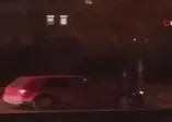 Genç kadını otomobille metrelerce sürükledi