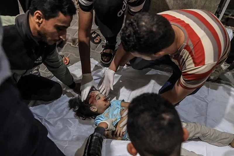 Katil İsrail'in abluka altındaki Gazze Şeridi'ne yönelik saldırıları 197 gündür aralıksız devam ediyor. Refah kentinin batısındaki Tel Al-Sultan mahallesindeki Rıdvan ailesinin evine düzenlenen saldırıda 4'ü çocuk olmak üzere en az 7 Filistinli hayatını kaybetti, çok sayıda kişi yaralandı. Ölü ve yaralılar kentteki Kuveyt Hastanesi'ne getirildi. Saldırıda yaralanan çocuklar tedavi altına alındı. (20.04.2024)