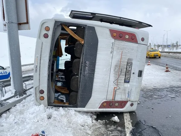 istanbul-havalimanina-guvenlik-personelini-tasiyan-servis-minibusu-devrildi-yaralilar-var-1643116006101.jpg İstanbul Havalimanı'na güvenlik personelini taşıyan servis minibüsü devrildi: Yaralılar var-2