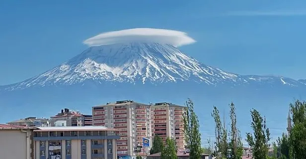 Ağrı Dağı zirvesini mercek bulutu süsledi! Görenleri hayran bıraktı