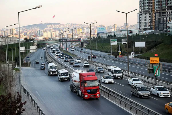 1619587490191.jpg Tam kapanma öncesi İstanbul'dan kaçış başladı! Trafik kilitlendi-5