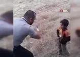 Polis, aracı durduran Suriyeli çocuğa çikolata verdi