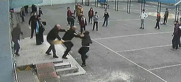 Veliden öğretmene yumruklu saldırı kamerada-1