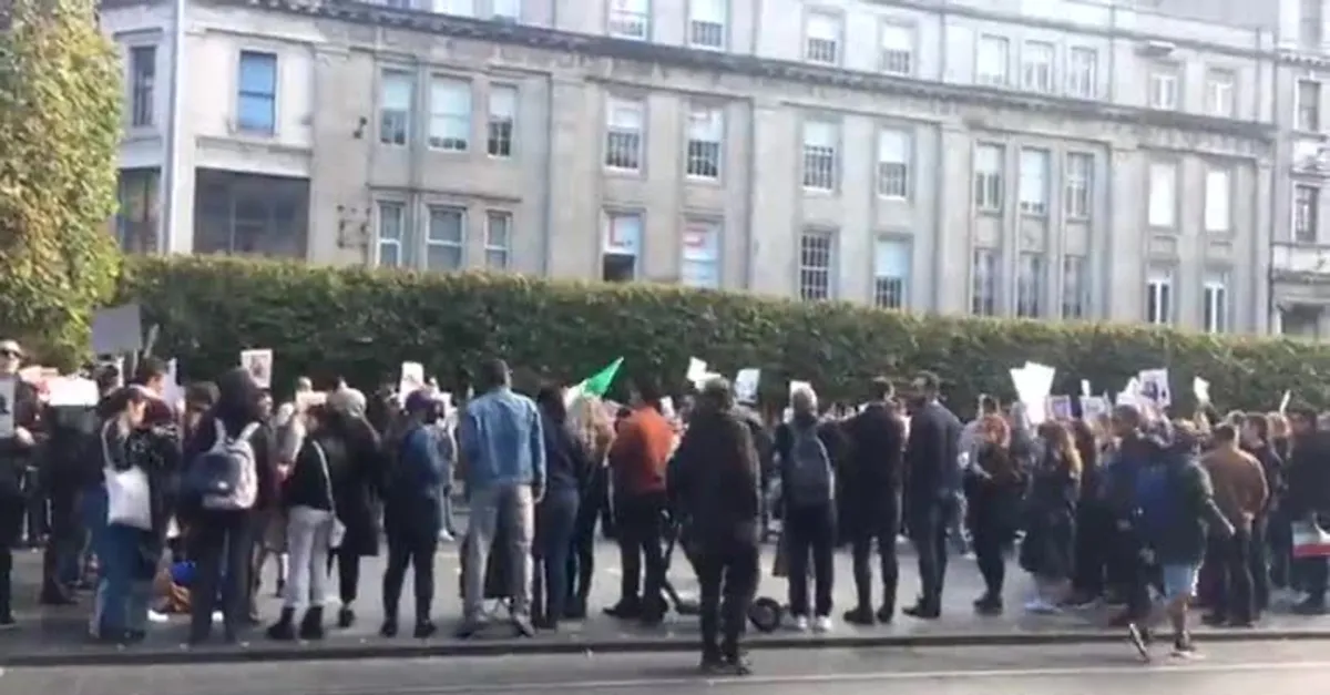 Dublin'de 'Mahsa Emini' protestosu