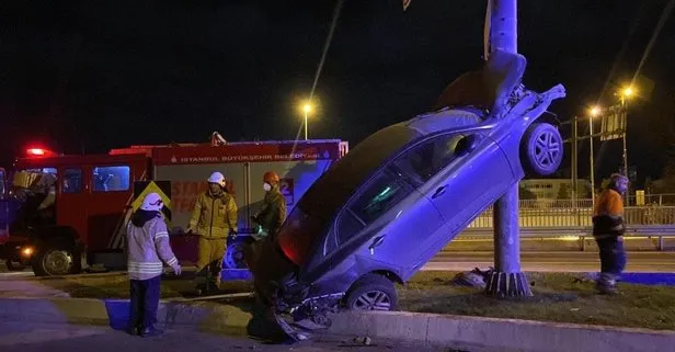 Bakırköy’de gece yarısı akılalmaz kaza! Virajı alamayan otomobil yön tabelası direğine uçtu