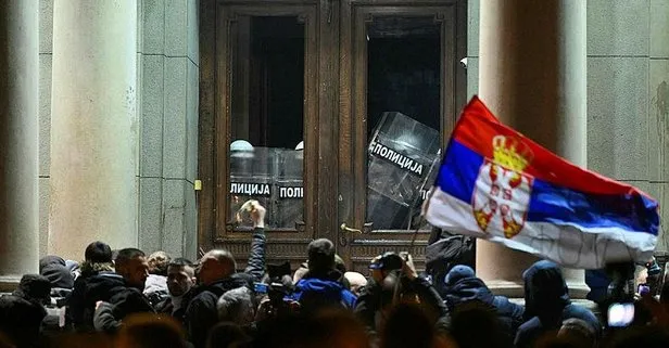 Aleksandar Vuçiç’e Belgrad’da yumurtalı protesto! Göstericiler belediye binasını bastı
