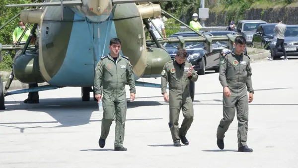 giresun-tirebolu-sahiline-1-gun-arayla-2-kez-acil-inis-yapan-azerbaycan-hava-kuvvetlerine-ait-mi-17-tipi-helikopter-icin-parca-ve-muhendis-bekleniyor-1621689348675.jpg Giresun Tirebolu sahiline 1 gün arayla 2 kez acil iniş yapan Azerbaycan Hava Kuvvetleri'ne ait Mİ-17 tipi helikopter için parça ve mühendis bekleniyor-5