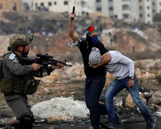 Yüzleri maskeli İsrailli askerler sahnede