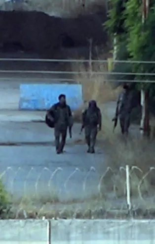 YPG'li teröristler Suriye sınırında böyle görüntülendi!