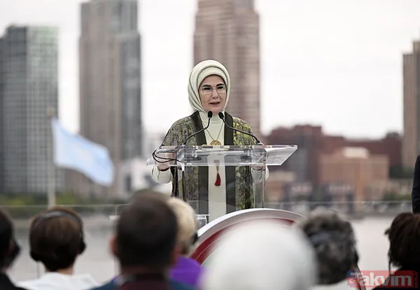 Program Kapsamında Afrikalı Kadınlar Tarafından Üretilen Geleneksel Afrika El Sanatları Ürünleri Türkevi'nde Sergilenirken, Emine Erdoğan Konuklarına Ürünlerin...