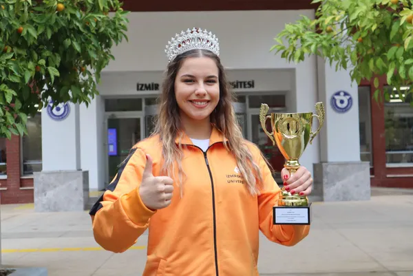 izmir-depreminden-sonra-yeniden-dogdu-jimnastigin-kralicesi-oldu-1639399887050.jpg İzmir Depremi'nden sonra yeniden doğdu!' 'Jimnastiğin kraliçesi' oldu-2