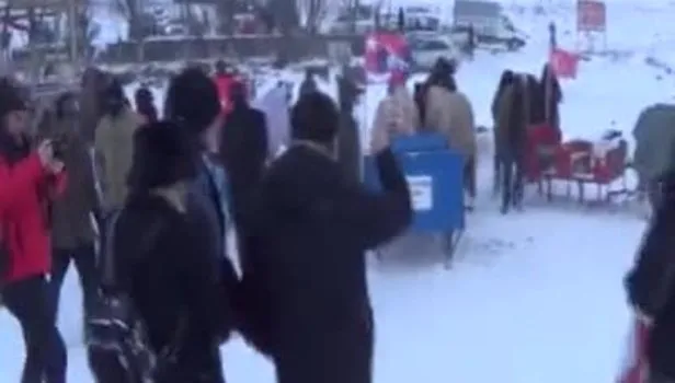 CHP'li belediye başkanları Eskimolara özendi, Çıldır Gölü'nde tipiye tutuldu! Donmaktan atlı kızaklarla kurtuldular
