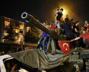 İşte 15 Temmuzun unutulmayan fotoğrafları! Karanlık gecenin üzerinden 3 yıl geçti