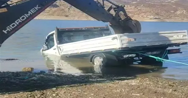 El freni çekilmeden park edilen kamyonet, baraj gölüne düştü: 1 ölü