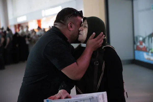 yurda-donen-ilk-haci-kafilesi-istanbul-havalimaninda-gozyaslariyla-karsilandi-1657813455335.jpg Yurda dönen ilk hacı kafilesi İstanbul Havalimanı'nda gözyaşlarıyla karşılandı-2