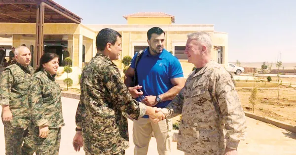 abdnin-ust-duzey-komutani-general-frank-mckenzie-suriyede-ypgli-teroristlerle-gorustu-poz-verdi-1621923117984.jpg