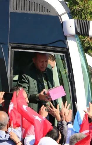 Vatandaşlardan Diyarbakır'da 6'lı masaya pankartlı gönderme: 2023'te altı sıfırı da biz atacağız