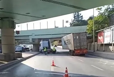 Bakırköy’de TIR üst geçide çarptı