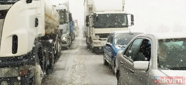 SON DAKİKA: Kar sonrası kaza trafiği kilitledi! Bursa-İzmir yolunda 10 kilometrelik araç kuyruğu - 2