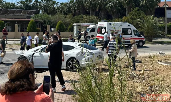 Antalya'da feci kaza: Otel servisi otomobille çarpışarak devrildi - 4