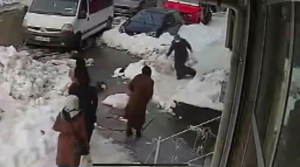 yolda-yuruyen-kadinin-kafasina-kar-kutlesi-dustu-1643697059106.jpg Yolda yürüyen kadının kafasına kar kütlesi düştü-2