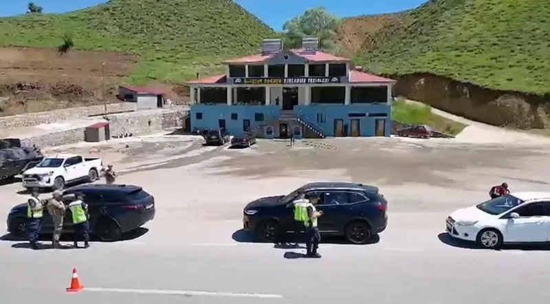 trafikte-haftanin-z-raporu-2-milyon-786-bin-541-arac-denetlendi-cok-sayida-cakarliya-islem-1719724521044.jpeg Trafikte haftanın 'Z' raporu! 2 milyon 786 bin 541 araç denetlendi: Çok sayıda çakarlıya işlem-3