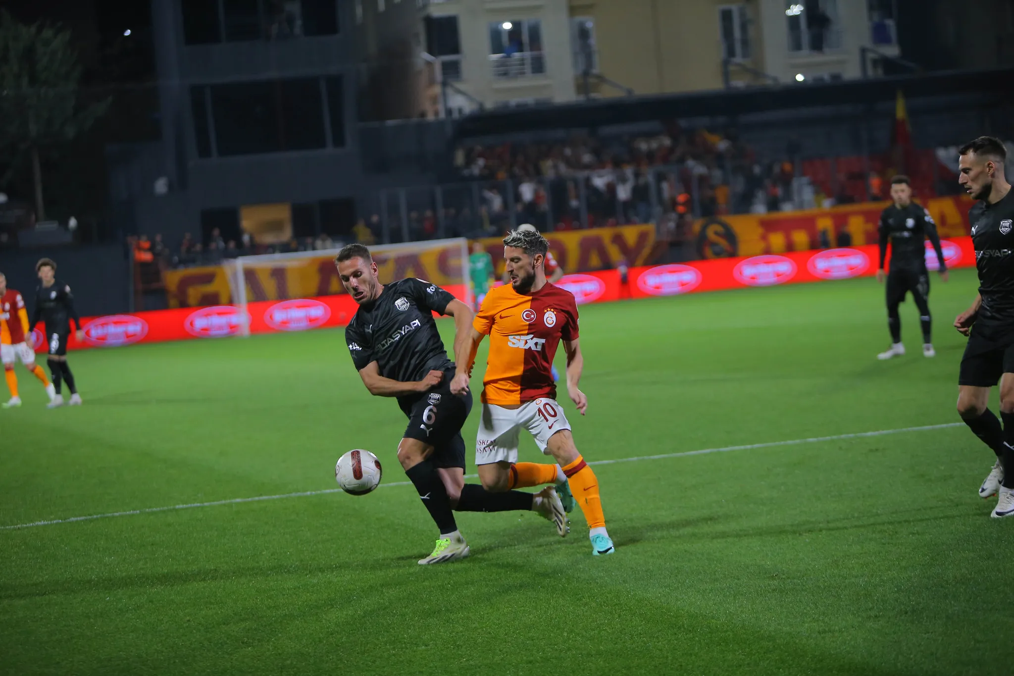 Galatasaray'dan çifte transfer! Bek ve Beek geliyor - 8