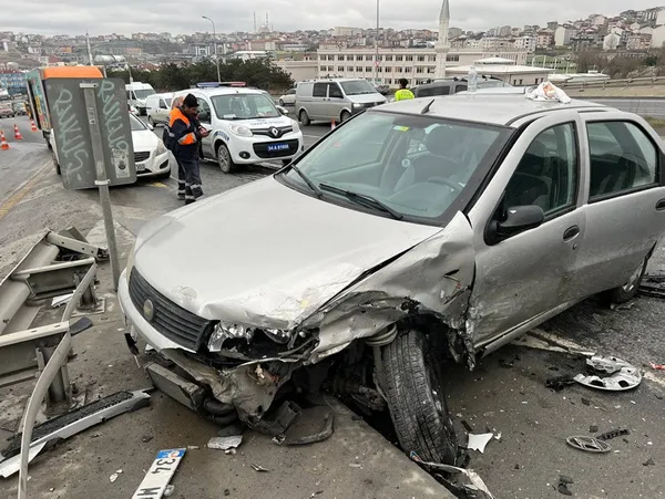 1640961181016.jpg Arnavutköy'de kontrolden çıkan araç karşı şeride geçti! Bir başka otomobille kafa kafaya çarpıştı-4