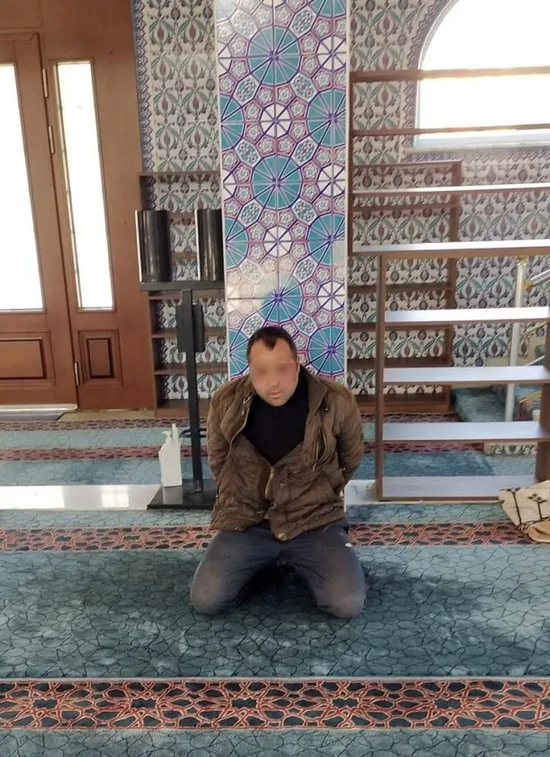 Camide alçak provokasyon: Elinde içki şişesiyle girdi sigara içti Kur'an-ı Kerim’e tekme attı! Şüpheli gözaltına alındı-4