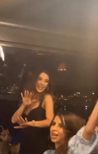 Bebek’teki ünlü işletmede kuralsız doğum günü partisi!