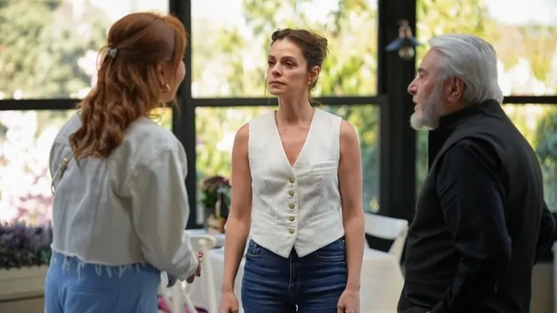 sandik-kokusu-dizisinde-filizin-hayatini-zindana-cevirecek-1-2-3-derken-tam-4-isim-birden-1723973824644.jpg Sandık Kokusu dizisinde Filiz'in hayatını zindana çevirecek! 1, 2, 3 derken tam 4 isim birden...-4