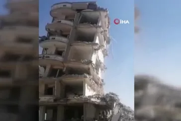 7 katlı binanın iş makinesinin darbesiyle yıkıldı
