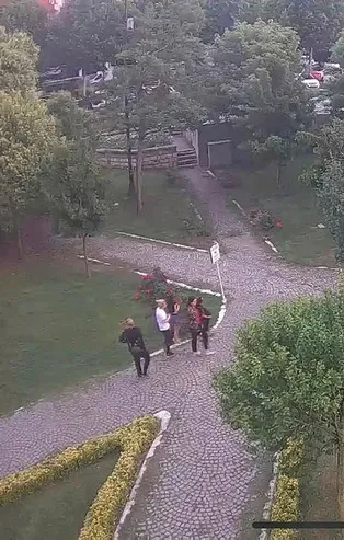 Beyoğlu'nda parkta çocuğa hırsızlık yaptıran aile görünümlü çete kameraya yakalandı!