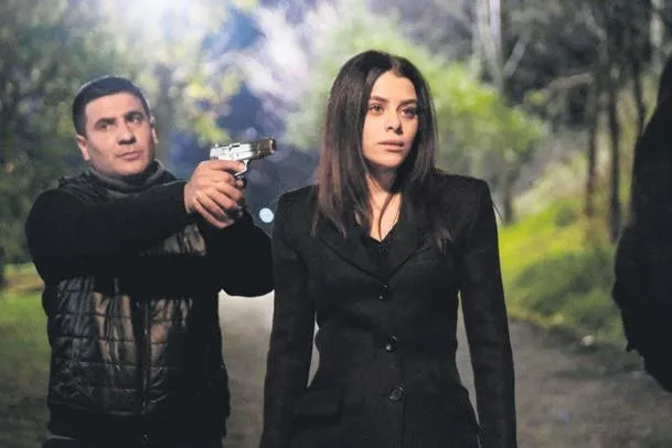 ates-kuslari-heyecan-dolu-bolumuyle-damga-vurdu-gulayse-tum-mal-varligini-kaybetti-1704579962150.jpeg Ateş Kuşları heyecan dolu bölümüyle damga vurdu! Gülayşe tüm mal varlığını kaybetti-2